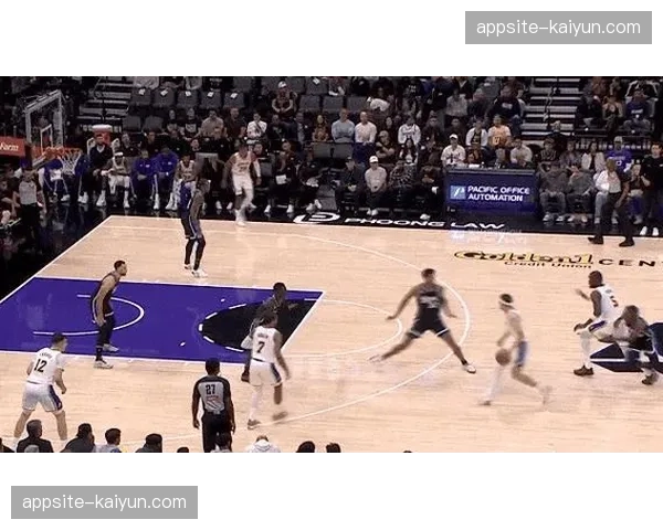 艾顿挡拆配合质量高 湖人战术执行流畅度提升